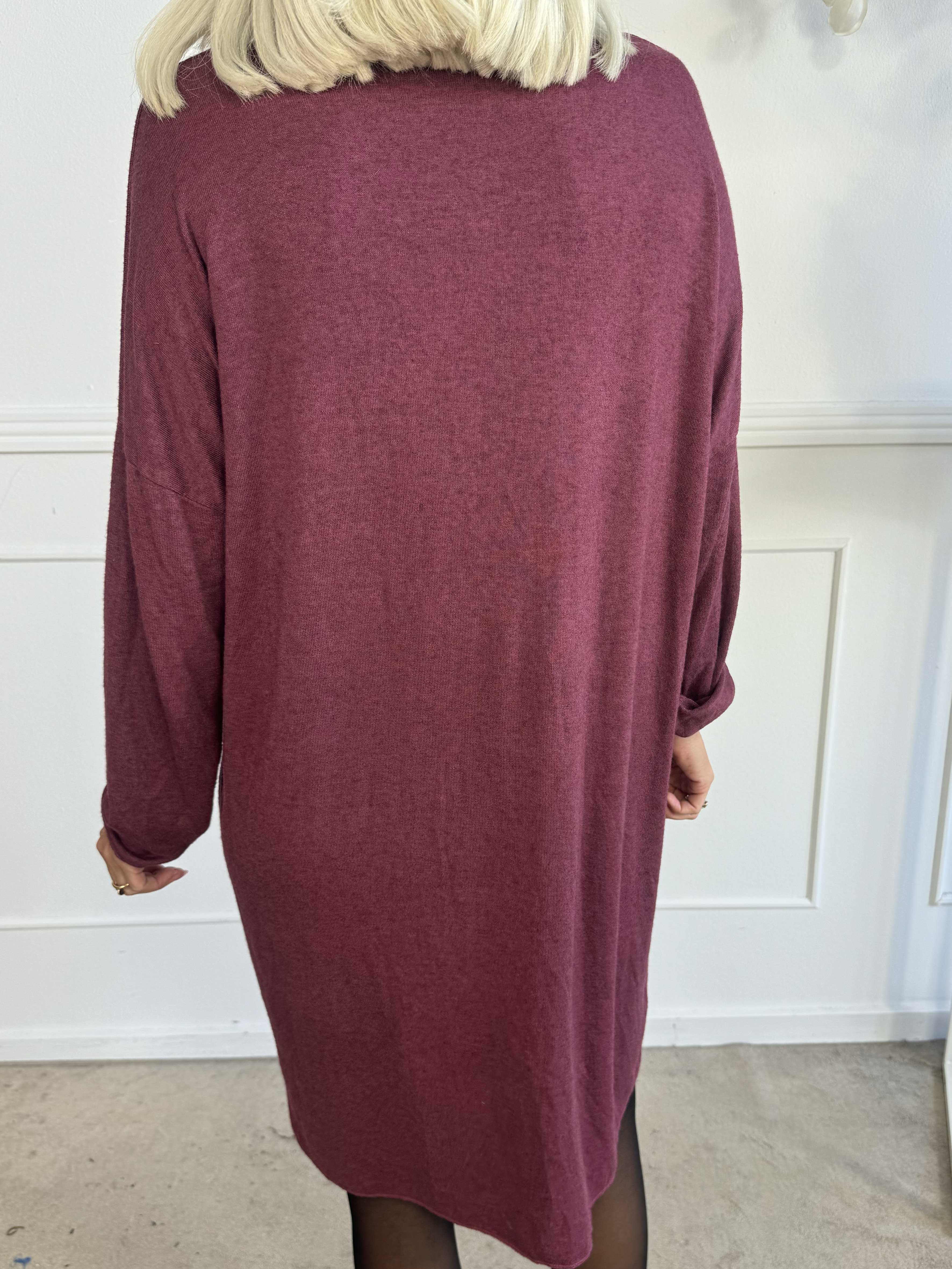 Djamila Long - Klänning i megamjuk viskos med v-ringning